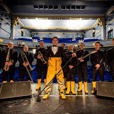 Ultimate Bubl&eacute; Raises &pound;12,398.70 for Ilfracombe RNLI
